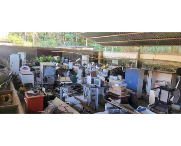 Foto de SANTA MARIA MADALENA/RJ - Lote composto por Móveis, eletrodomésticos, sucatas e bens diversos. 