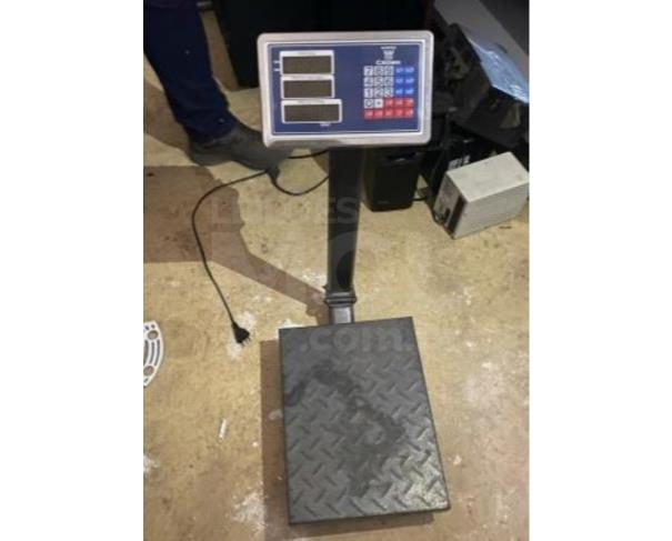 Foto de PORCIÚNCULA/RJ - Eletrodomésticos (freezer, balança, liquidificador, filtro, freezer, televisor). 