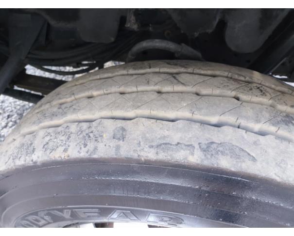 Foto de ITAÚNA MG - CAMINHÃO NO CHASSI TRUCADO  - VW 24.250 CLC 6X2 - NO DOCUMENTO ESTÁ COMO CARROCERIA FECHADA