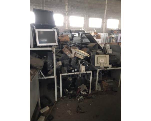Foto de CRUZEIRO/SP - Aproximadamente de 2.000 cadeiras escolares, 2.000 carteiras escolares, 30 macas em ferro, 06 freezers, 3 autoclaves.