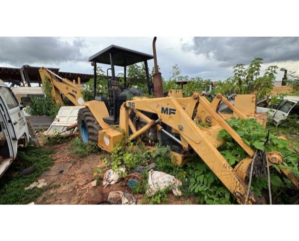 Foto de PLANALTINA/GO - Retroescavadeira Massey Ferguson, modelo MF 96