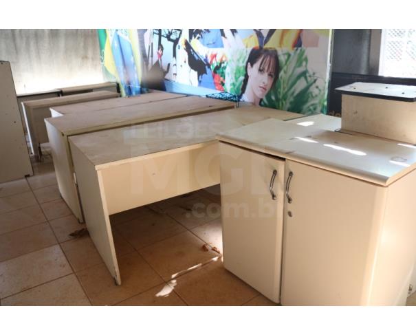 Foto de BRASILIA/DF - Sucata de moveis e diversos (cadeiras, arquivo, mesas, cofre, autoclave).
