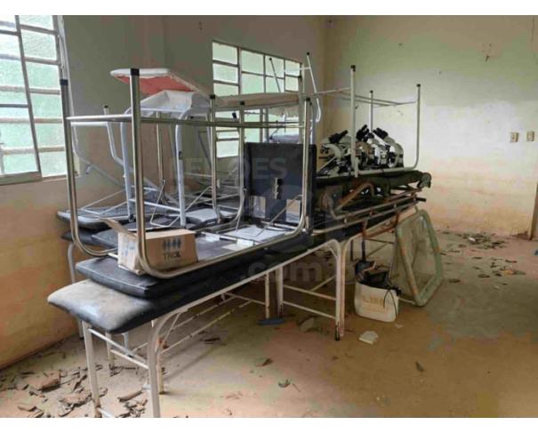 Foto de CARMO/RJ - Materiais hospitalares (maca, cercadinho infantil, microscópio).