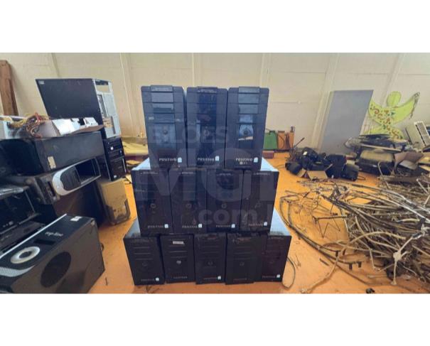 Foto de LAGOA DOURADA/MG -  Gabinetes de computadores em bom estado.