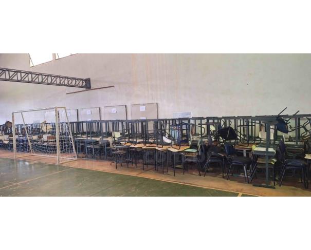 Foto de SANTA CRUZ DO RIO PARDO/SP - Cadeiras e carteiras (Escola Sebastião Jacyntho da Silva)
