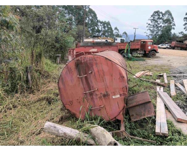 Foto de TREVISO/SC - Tanque de água, cor vermelha