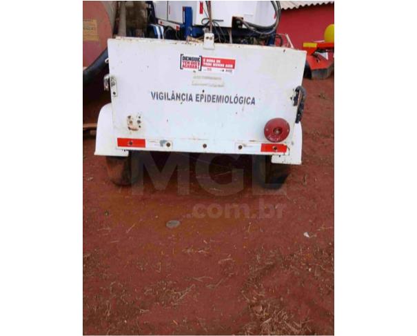 Foto de PARAGUAÇU/MG - Reboque utilitário de carga (carretinha), eixo simples, carroceria metálica tipo caixa, cor branca, equipado com engate para reboque e sinalização refletiva