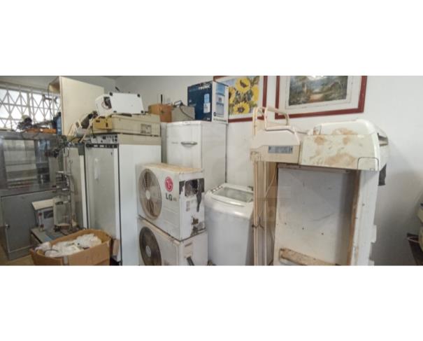 Foto de COLOMBO/PR - Sucatas de equipamentos laboratoriais e de manutenção diversos, câmaras de germinação, refrigerador, agitador, tupia, roçadeira