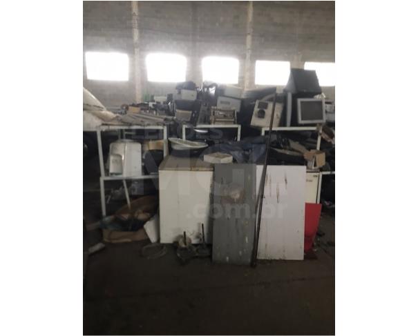 Foto de CRUZEIRO/SP - Aproximadamente de 2.000 cadeiras escolares, 2.000 carteiras escolares, 30 macas em ferro, 06 freezers, 3 autoclaves.