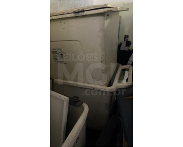 Foto de VARGINHA/MG - Lote contendo carrinhos coletores de lixo e carros de medicação