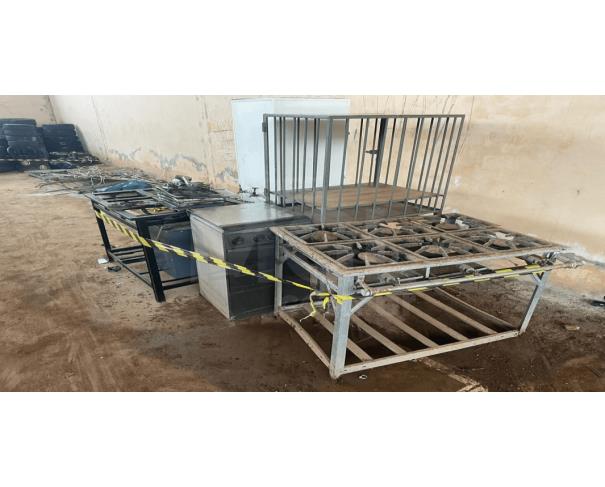 Foto de RESTINGA SÊCA/RS - Material de cozinha, contendo 2 fogões industriais, 1 fogão comum, 1 bebedouro e 1porta botijões