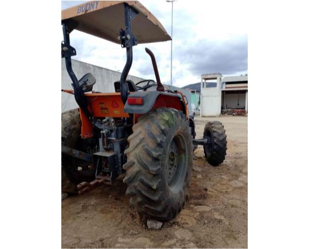 Foto de SÃO GERALDO DO BAIXIO/MG - Trator Budny, modelo 7540, 4x4