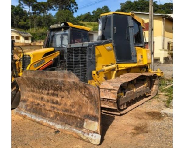 Foto de NOVA ROMA DO SUL/RS - Trator de esteira John Deere, modelo 700J, ano 2014, equipado com lâmina frontal, cabine fechada e horímetro indicando aproximadamente 11.800 horas