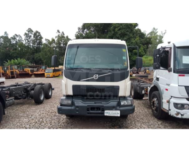 Foto de ITAÚNA MG CAMINHÃO NO CHASSI - VOLVO VM 330 6X4 TRAÇADO