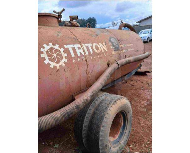 Foto de PARAGUAÇU/MG - Distribuidor de Adubo Orgânico Líquido Triton Fertilance, (Chorumeira) modelo 4000 BL, capacidade 4.000 litros, equipado com tanque metálico, bomba, mangueiras de sucção e descarga e sistema para acoplamento e acionamento por trator