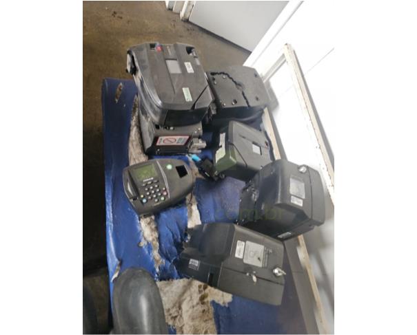 Foto de CASTRO/PR - Itens diversos (CPUs, impressoras, estabilizadores, monitores, cabos, periféricos e equipamentos de controle de ponto, cadeiras, carteiras, mesas, armários)