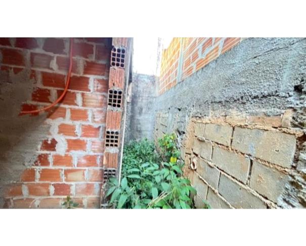 Foto de IGUATAMA/MG – Lote com a área de 200,00m², com uma construção inacabada, situado no Centro