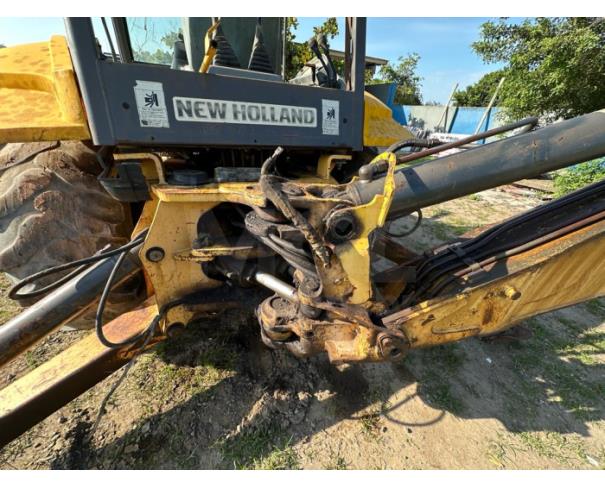 Foto de Marataízes/ES- Retroescavadeira New Holland, modelo B95B