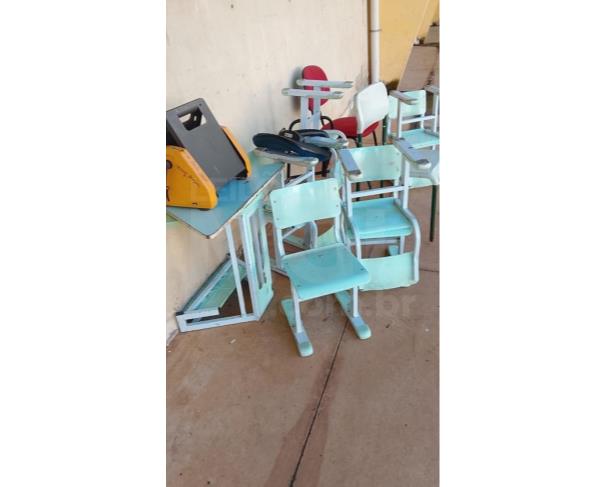 Foto de GUARANTÃ/SP - Carteiras e cadeiras, mimeógrafo, mesa de escritório com duas gavetas, mesa de escritório 1,20m com quatro gavetas, cadeiras de acrílico, ventiladores de teto, ventilador de parede, microfone sem fio, teclado.