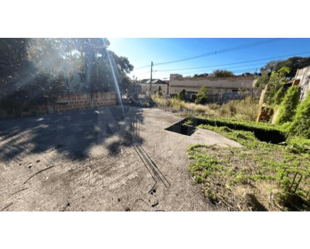 Foto de IGUATAMA/MG – Lote com a área de 200,00m², com uma construção inacabada, situado no Centro