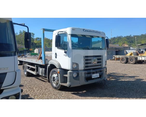 Foto de ITAÚNA MG - CAMINHÃO COM PLATAFORMA DE 07 MTS - VW 13.180 CNM