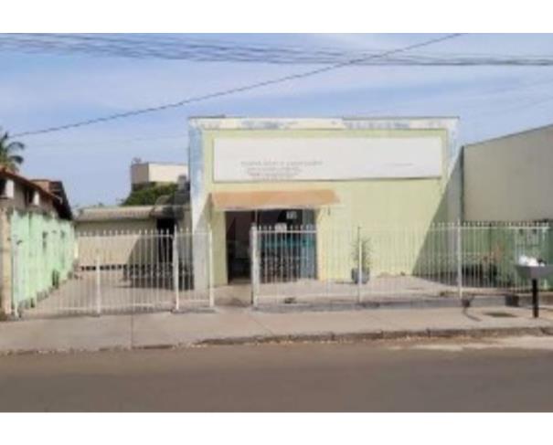 Foto de FRUTAL/MG – Casa edificada em um lote com 344,00m², situada no Centro