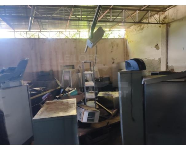 Foto de MANTENA/MG - Sucata Diversas (carteiras e cadeiras escolares, cadeiras fixas, cadeiras giratórias, mesas, arquivos metálicos, estantes/prateleiras, painéis/divisórias, portas, ventiladores, impressora, ar-condicionado)