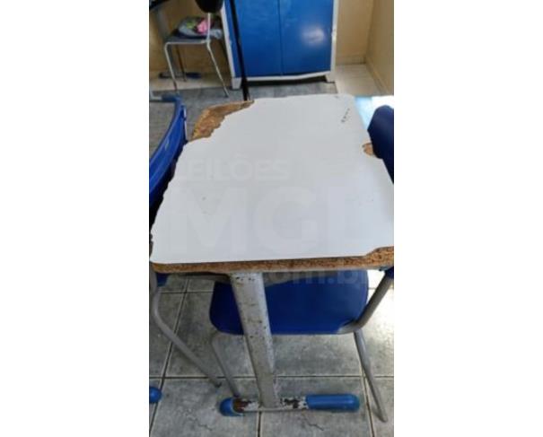 Foto de PORCIÚNCULA/RJ - Cadeiras e carteiras.