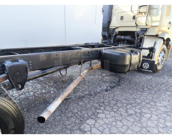 Foto de ITAÚNA MG - CAMINHÃO NO CHASSI TRUCADO  - VW 24.250 CLC 6X2 - NO DOCUMENTO ESTÁ COMO CARROCERIA FECHADA