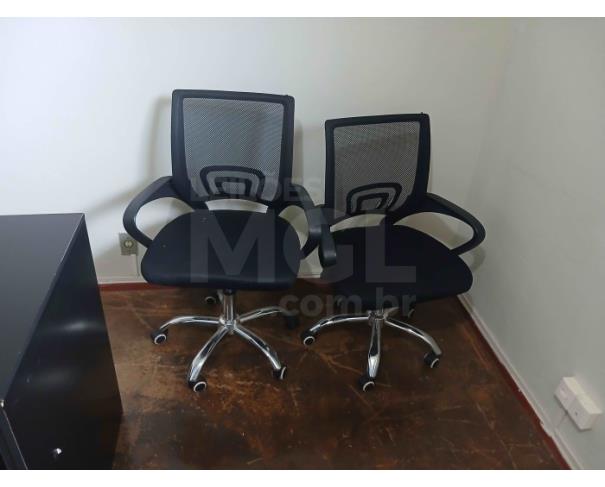 Foto de UBERABA/MG - Cadeiras e mesas de escritório