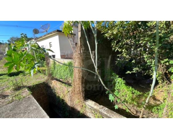 Foto de IGUATAMA/MG – Lote com a área de 200,00m², com uma construção inacabada, situado no Centro