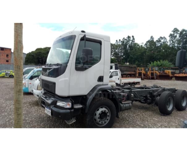 Foto de ITAÚNA MG CAMINHÃO NO CHASSI - VOLVO VM 330 6X4 TRAÇADO 