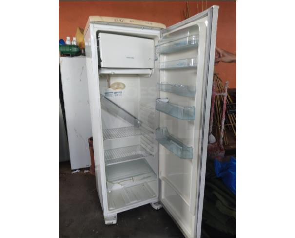 Foto de QUATIGUÁ/PR - Bens diversos (Câmara frigorifica inox 04 portas, fogão, freezer, geladeira 380L, sucata cadeiras e carteiras)