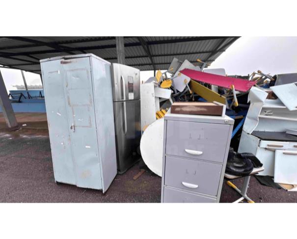 Foto de ITATIAIUÇU/MG - Lote de Armários de ferro, cadeiras e carteiras escolares, geladeiras, armário de cozinha, ventilador, berço e etc