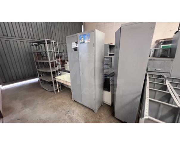 Foto de ITATIAIUÇU/MG - Lote de Armários de ferro, prateleiras de ferro, cadeiras de escritório, geladeira para vacinas, cadeiras de madeira, balança antropométrica, escadinha clínica e etc