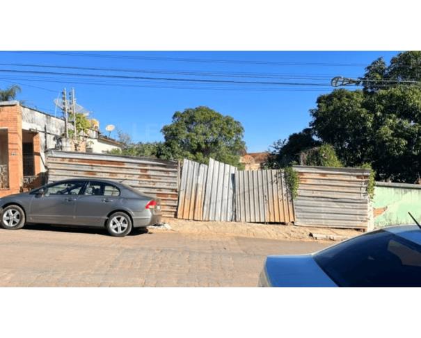Foto de IGUATAMA/MG – Lote com a área de 200,00m², com uma construção inacabada, situado no Centro