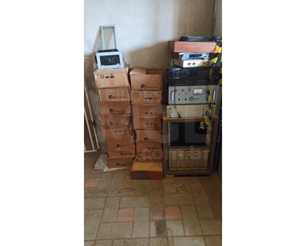 Foto de CAXAMBU/MG - Sucata de equipamento de transmissão, iluminação e extintores