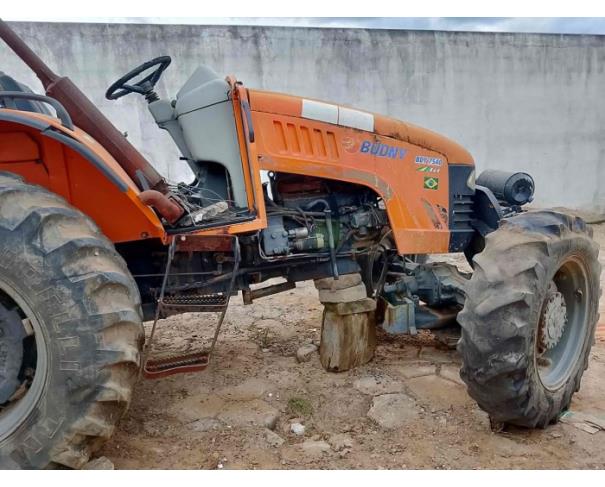 Foto de SÃO GERALDO DO BAIXIO/MG - Trator Budny, modelo 7540, 4x4