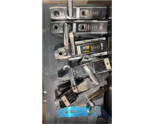 Foto de SÃO LUIS/MA - Telefone com fio, Caxias de Som, Teclados, Mouses, Fones de ouvidos, Óculos de realidade virtual, Suporte para mesa de som Armário metálico para suporte de fios Carcaças de equipamentos de informática Periféricos em geral.