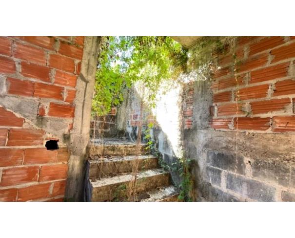 Foto de IGUATAMA/MG – Lote com a área de 200,00m², com uma construção inacabada, situado no Centro