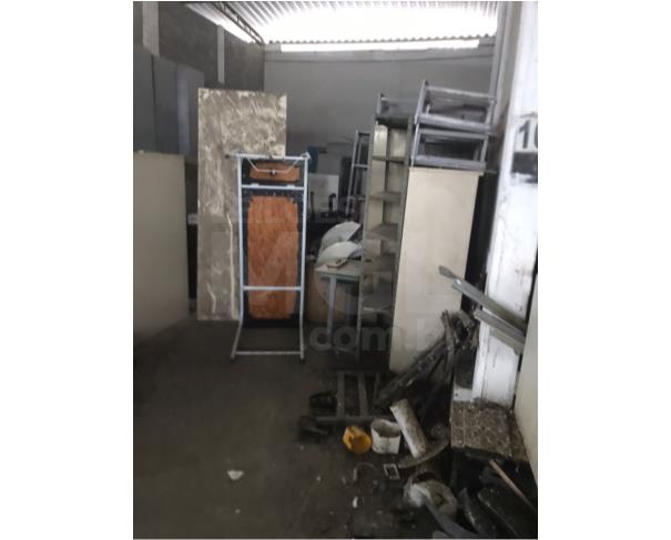 Foto de CRUZEIRO/SP - Aproximadamente de 2.000 cadeiras escolares, 2.000 carteiras escolares, 30 macas em ferro, 06 freezers, 3 autoclaves.