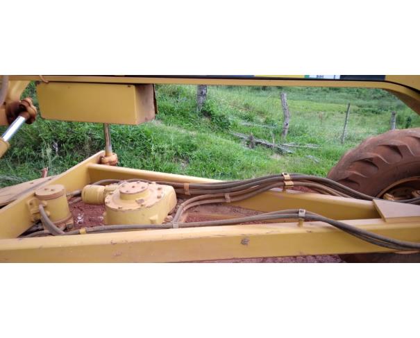 Foto de SANTO ANTONIO DO RIO ABAIXO/MG - Motoniveladora Caterpillar, modelo 120K.