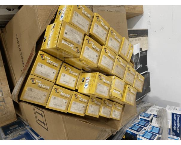 Foto de SÃO PAULO/SP - Lote composto por ribbons (fitas de impressão) e laminados de proteção para impressoras de cartões (crachás), marca Zebra/True Colours e True Secure.