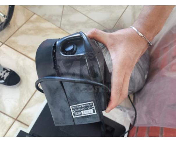 Foto de GUARANTÃ/SP - Totem álcool gel, impressora, nobreak, estabilizador, cadeira preta, extensão, teclado, ventilador, balança, relógio ponto, cadeira preta escritório giratória