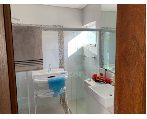 Foto de JUIZ DE FORA/MG — Casa com 5 quartos (duas suítes com closet) no bairro Estrela Sul 