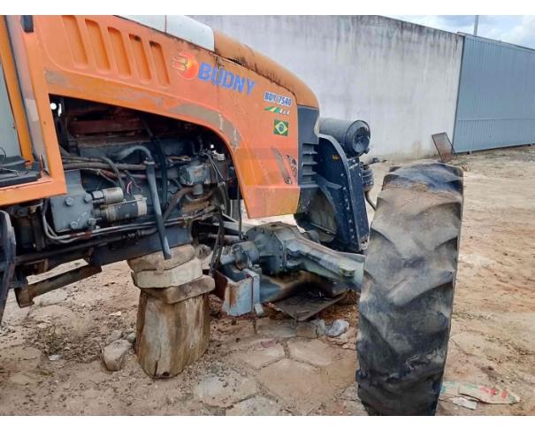 Foto de SÃO GERALDO DO BAIXIO/MG - Trator Budny, modelo 7540, 4x4