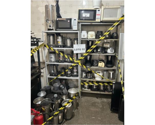 Foto de AMARGOSA/BA - Sucatas de eletrodomésticos e eletroeletrônicos inservíveis