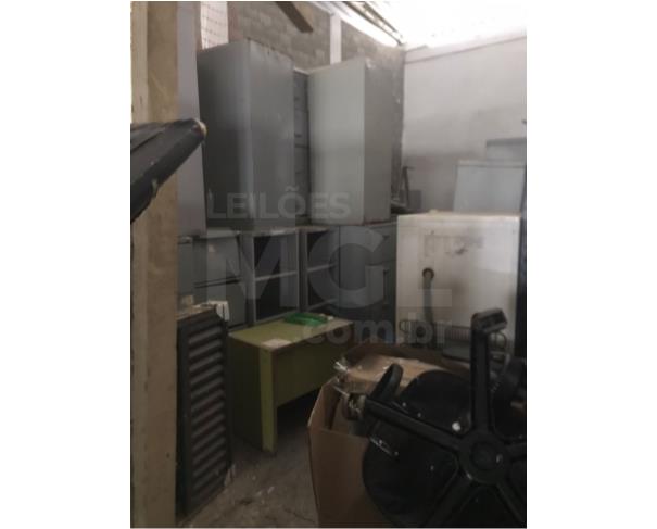 Foto de CRUZEIRO/SP - Aproximadamente de 2.000 cadeiras escolares, 2.000 carteiras escolares, 30 macas em ferro, 06 freezers, 3 autoclaves.