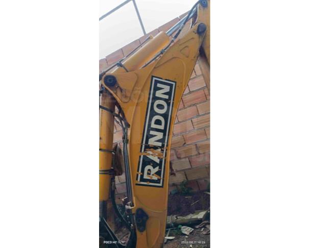 Foto de IBITURUNA/MG - Retroescavadeira Randon RK406, cor amarela
