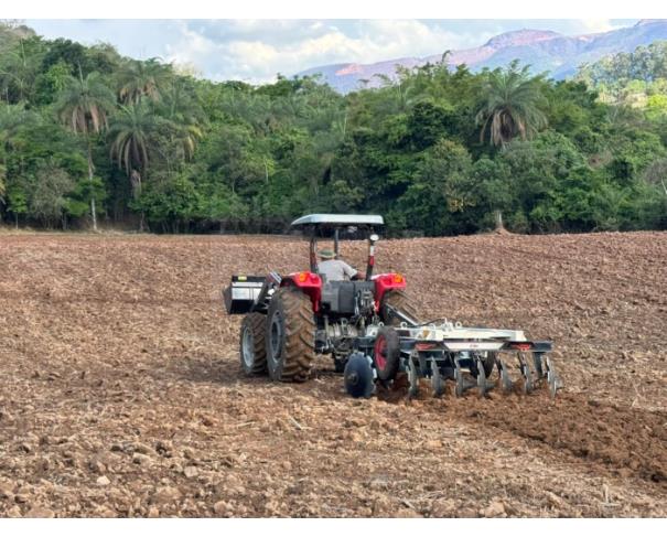 Foto de ITAÚNA MG - TRATOR COM PÁ 2025 - PÁ TF 1500 - HORAS 180 HS - GRADE BALDAN